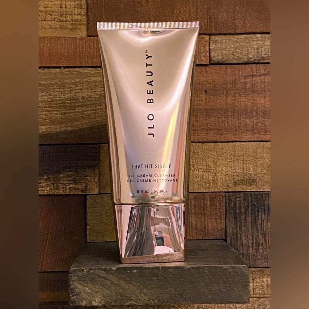 J Lo Beauty THAT HIT SINGLE®
GEL CREAM CLEANSER